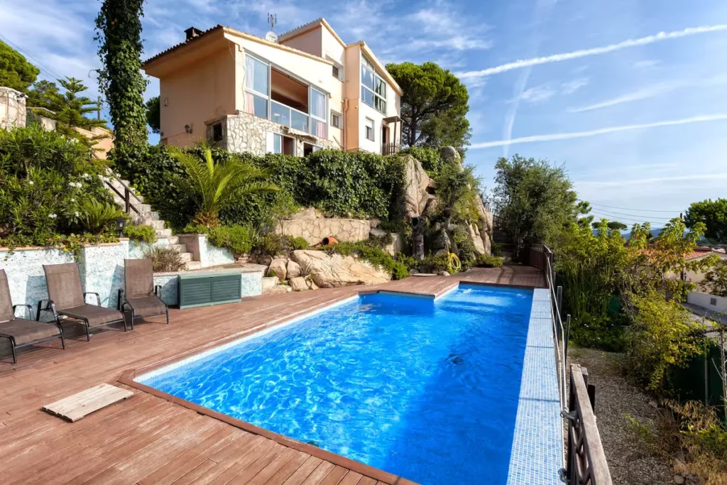 Vista de la casa desde la piscina