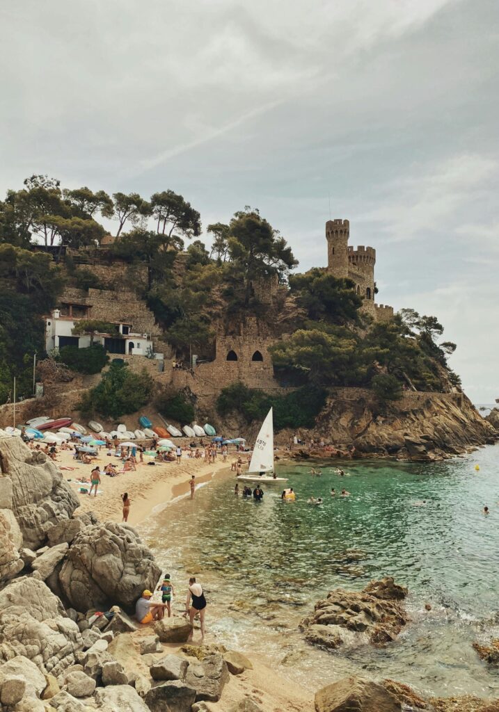 Foto de Santiago  Boada: https://www.pexels.com/ca-es/foto/persones-que-passen-el-seu-temps-a-la-platja-8864892/